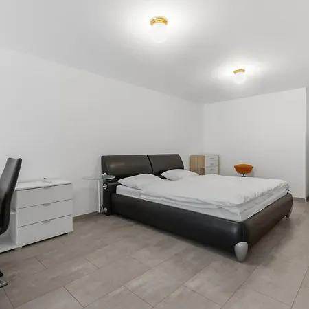 Industrial Loft Retreat W Ac And Garage Parking דירה
