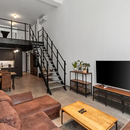 Industrial Loft Retreat W Ac And Garage Parking *
