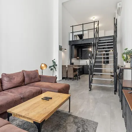 דירה Industrial Loft Retreat W Ac And Garage Parking ברטיסלאבה