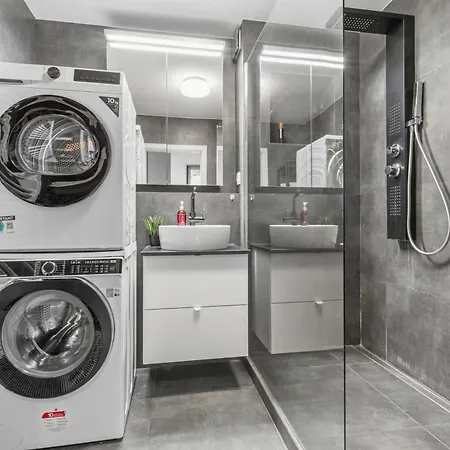Industrial Loft Retreat W Ac And Garage Parking דירה ברטיסלאבה