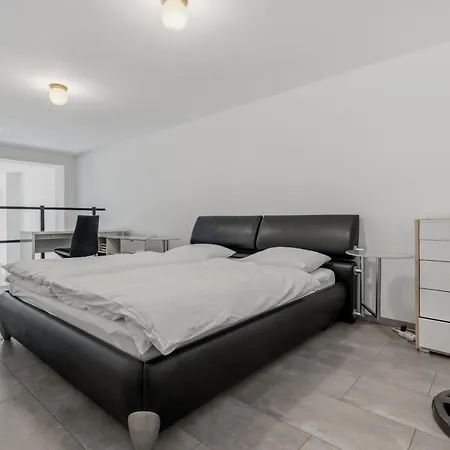 דירה Industrial Loft Retreat W Ac And Garage Parking